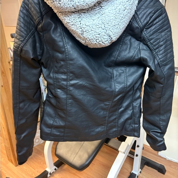 YMI Women's Black Jacket with Sherpa Lining - Picture 8 of 9